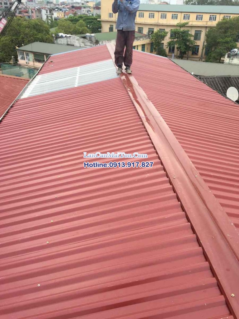 Thợ DHD thi công mái tôn chống nóng tại Hà Nội